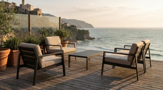 Elegante salotto da esterno su terrazzo mediterraneo con vista mare, protetto dalla salsedine