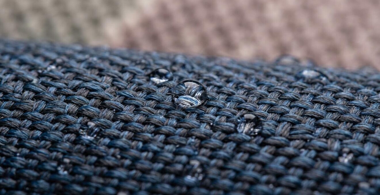 Dettaglio macro di tessuto acrilico tinto in massa che mostra la struttura della fibra resistente